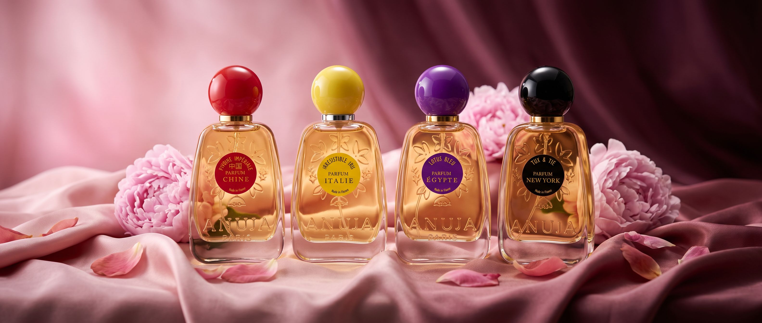Flacons Anuja Paris sur de la soie rose avec des pivoines, Octobre Rose