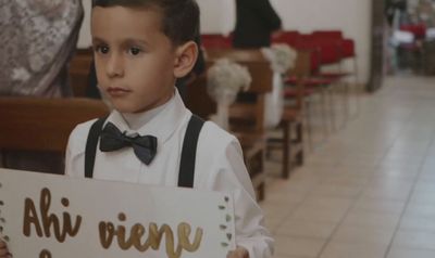 a young boy holding a sign that says ahi vie