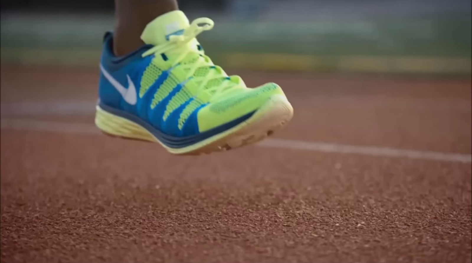 a close up of a tennis player's shoe on the court