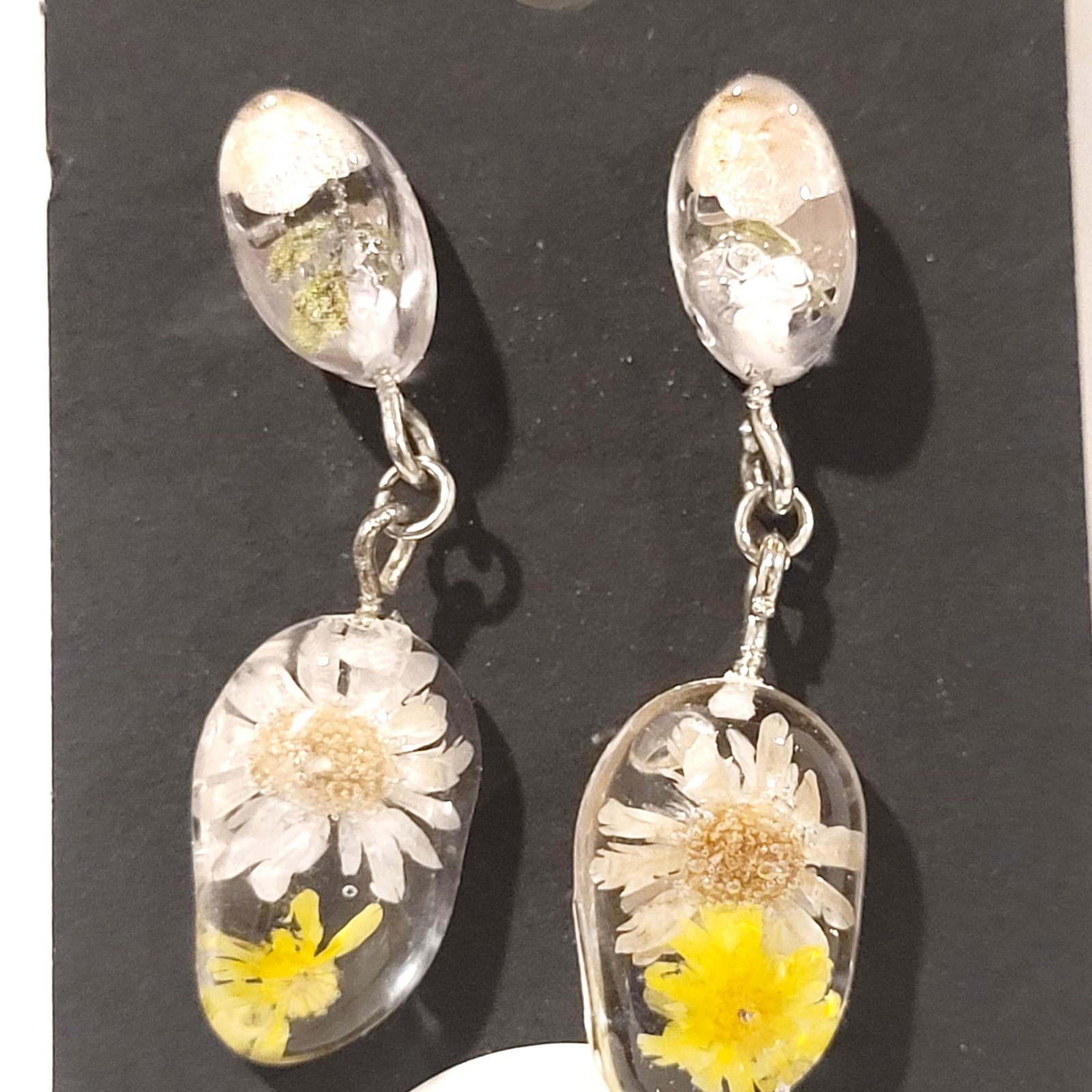 a pair of earrings with flowers on them