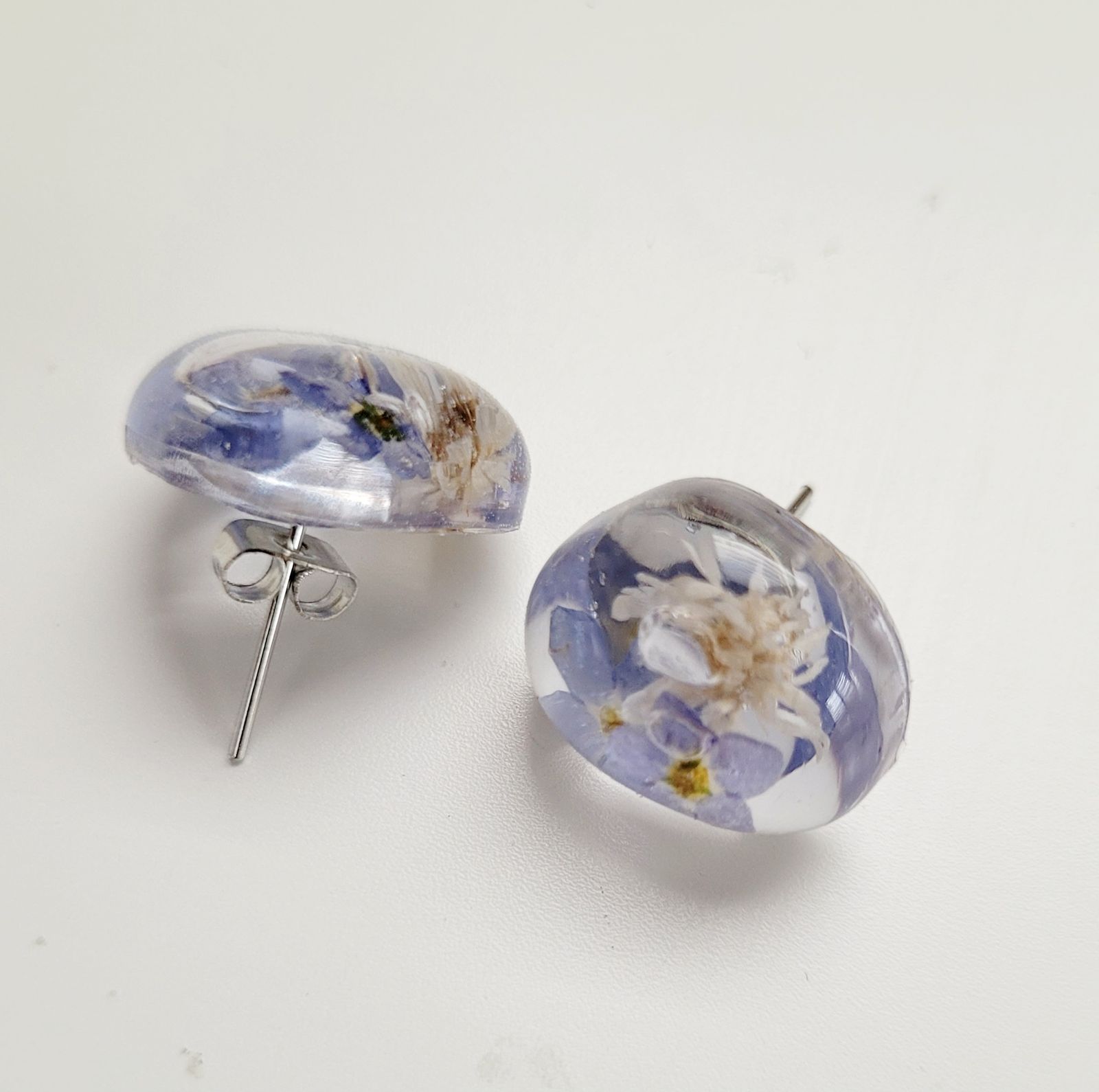 a pair of earrings with flowers on them
