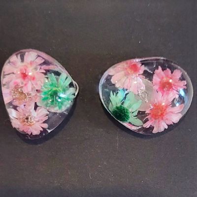 a pair of pink flowers sitting on top of a table