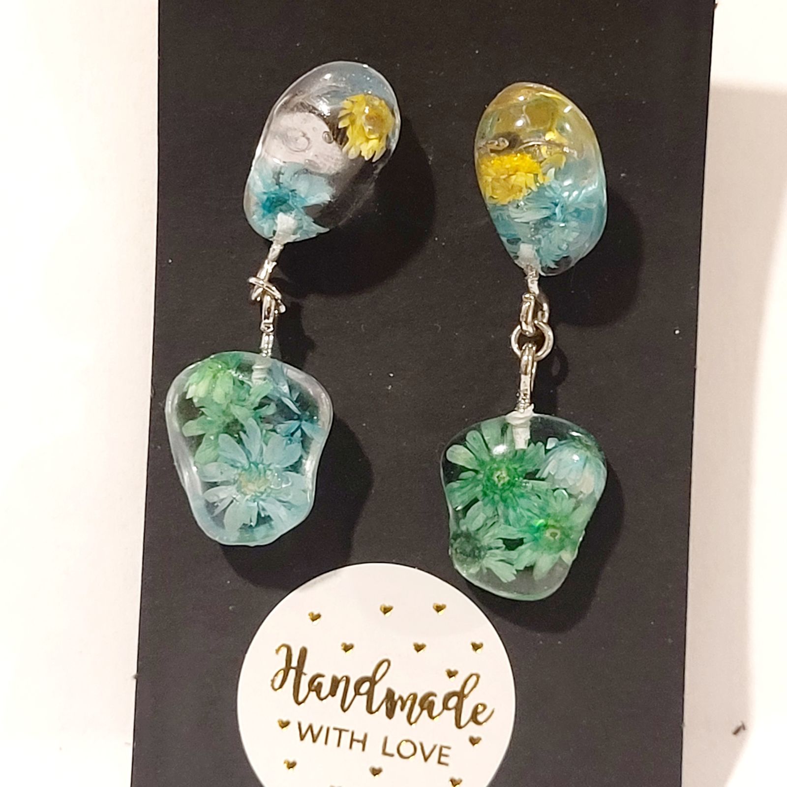 a pair of earrings with flowers on them