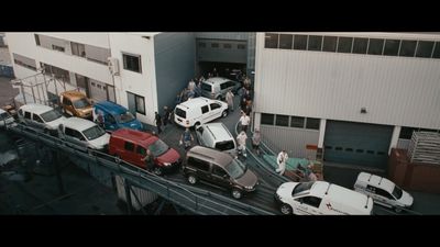 a bunch of cars that are parked in front of a building