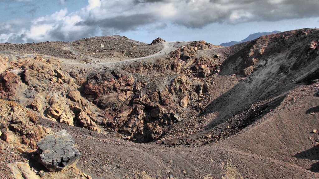 a dirt road in the middle of a mountain