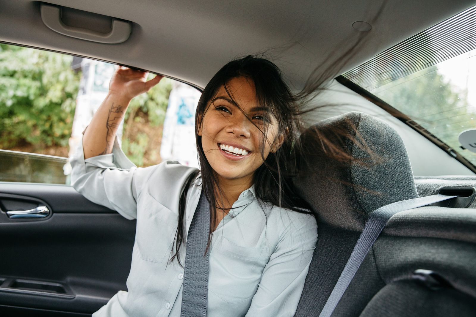 a woman sitting in the back seat of a car