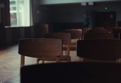 a row of wooden chairs sitting in a room
