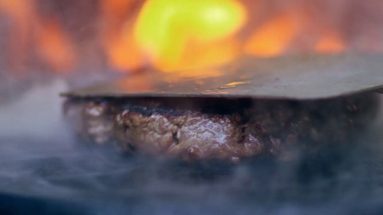 a piece of meat is cooking on a grill