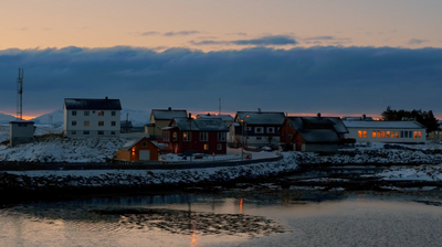 a small town on the shore of a body of water