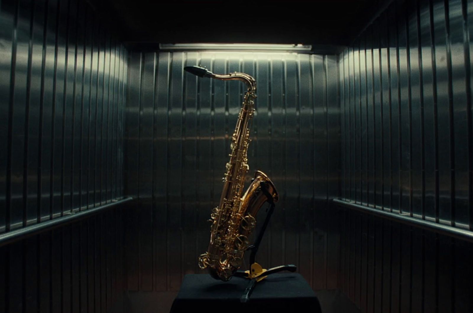 a saxophone sitting on top of a table in a room