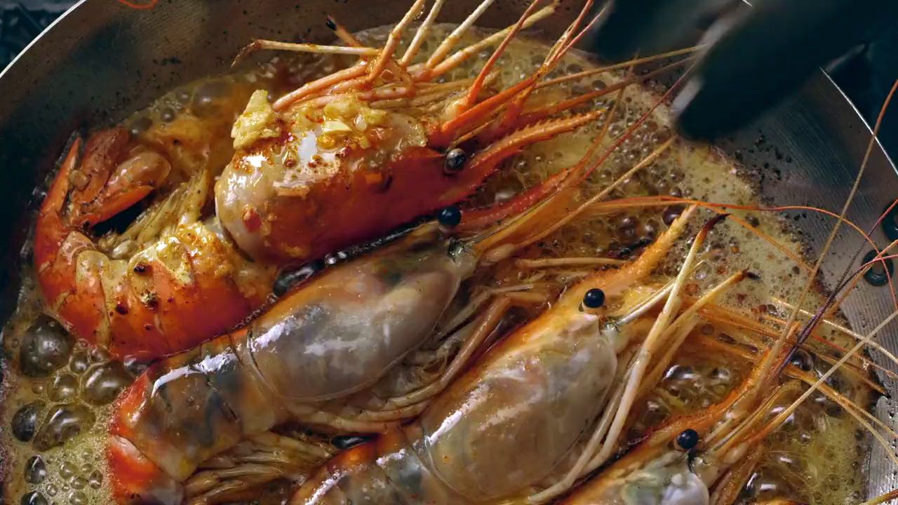 a pan filled with cooked shrimp and shrimp