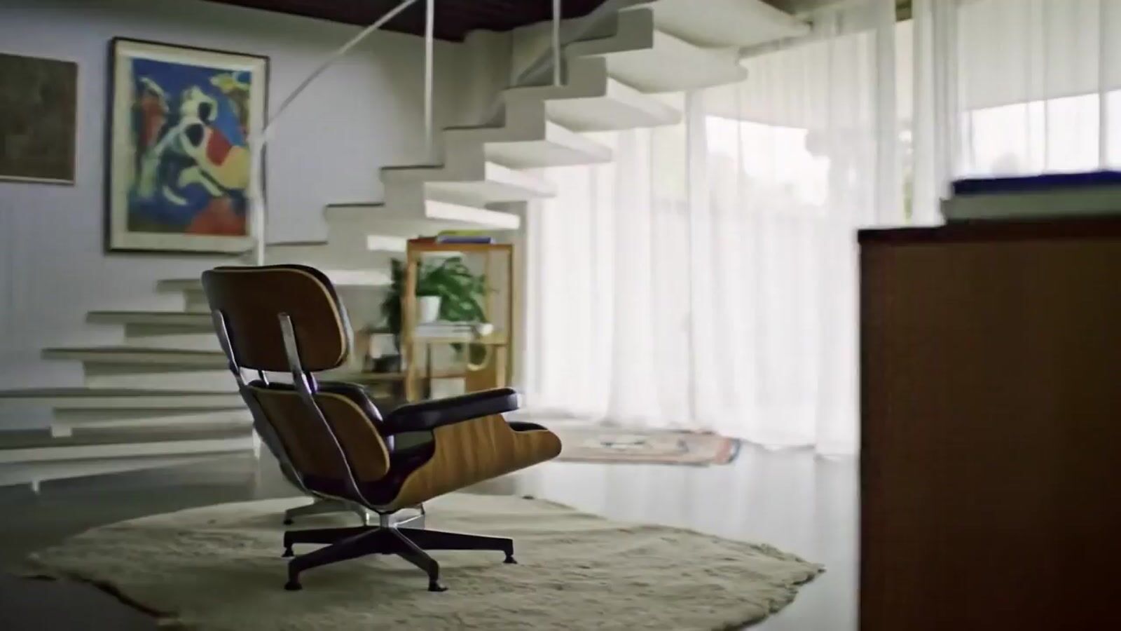 a chair sitting on top of a rug in a living room