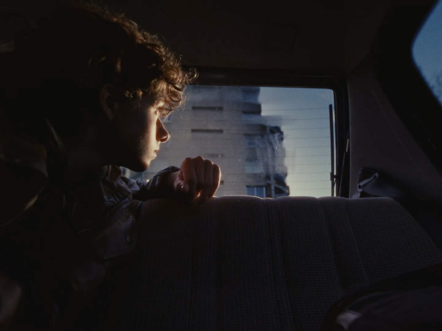 a man sitting in the back seat of a car