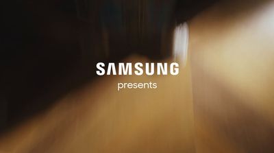 a blurry photo of a wall with the words samsung on it