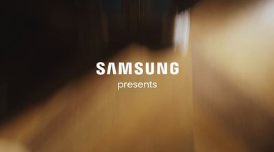 a blurry photo of a wall with the words samsung on it