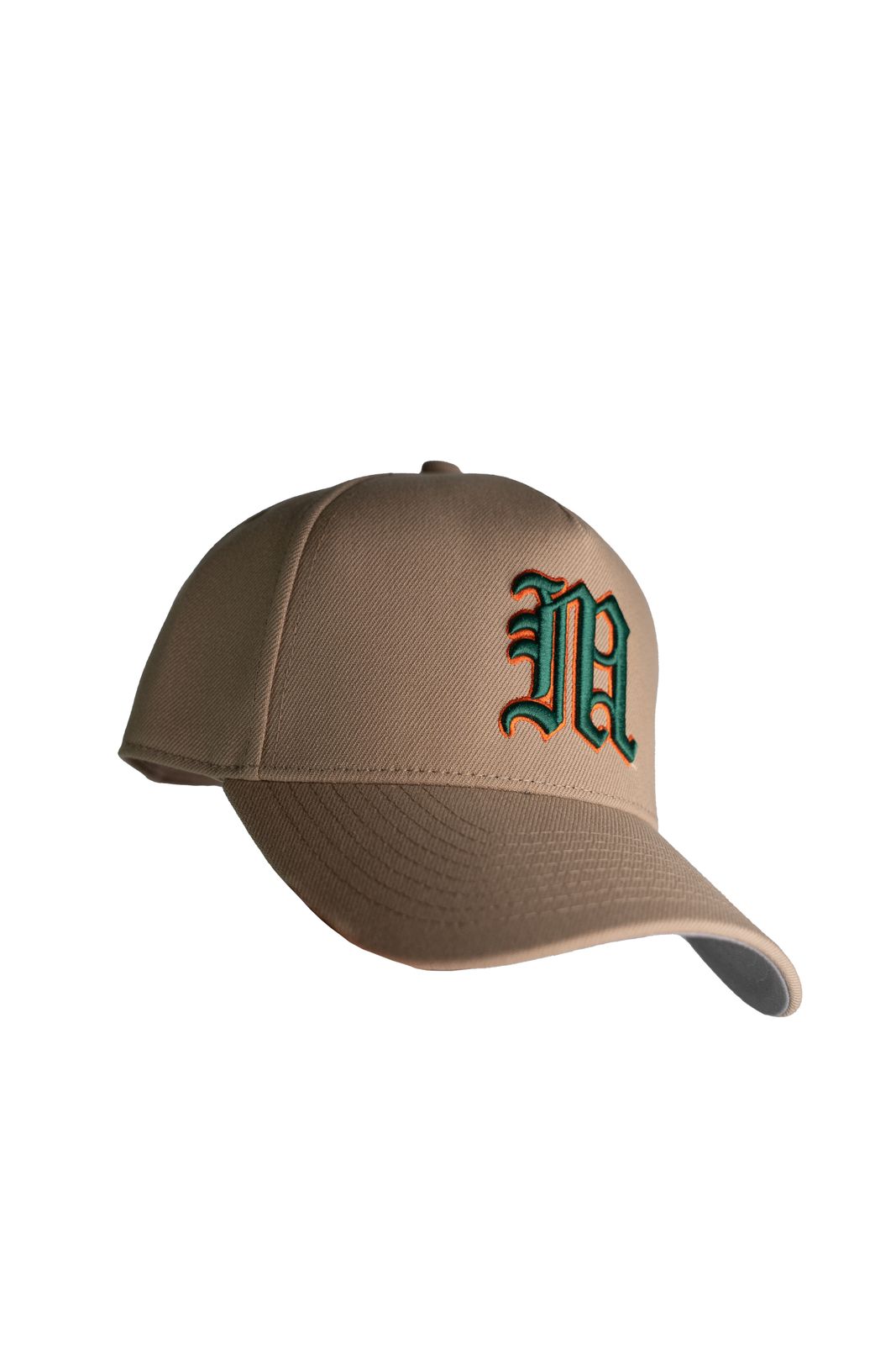 a baseball cap with the letter e on it