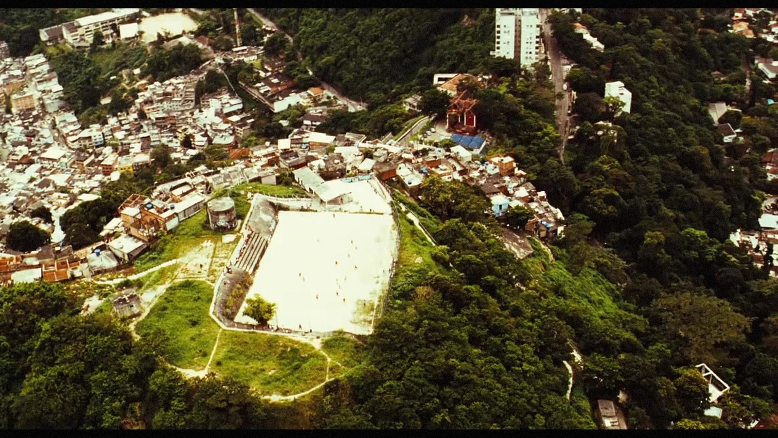 a bird's eye view of a city with lots of trees