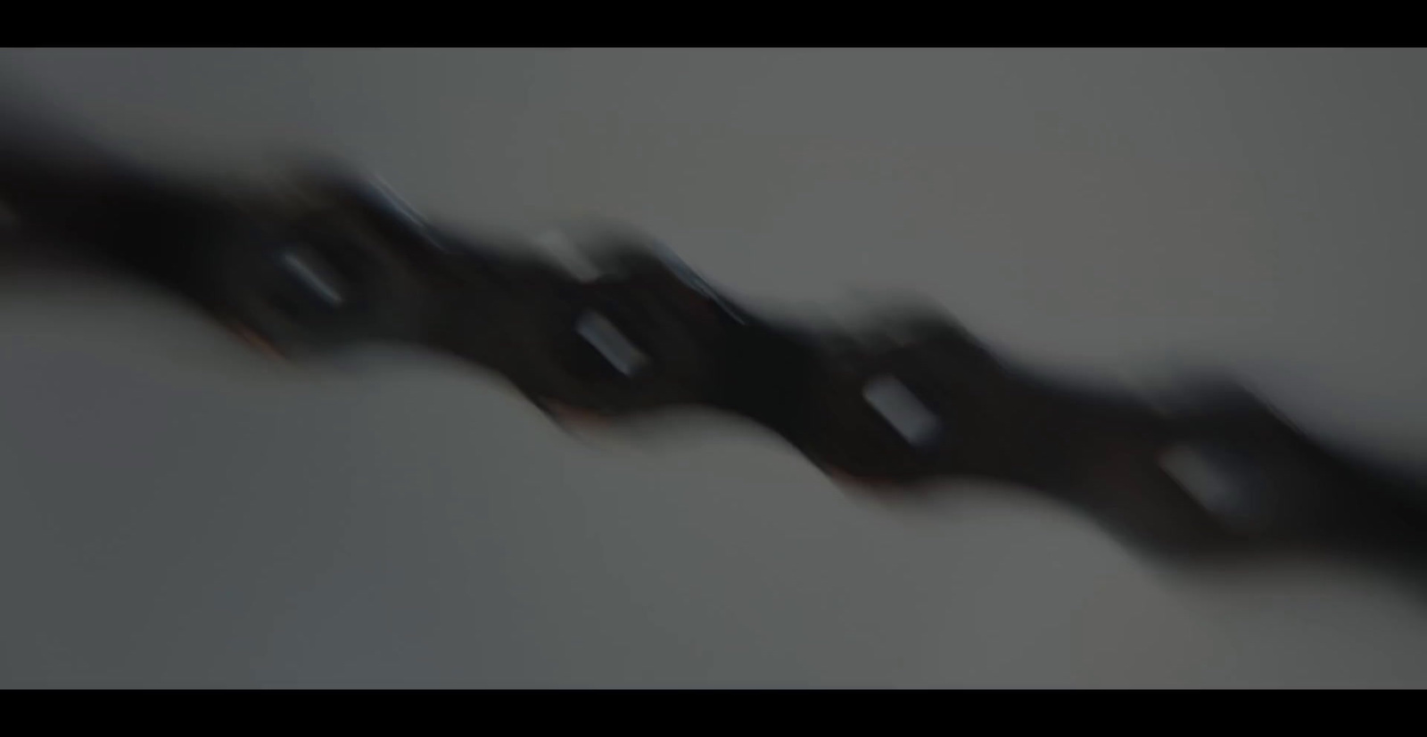 a blurry photo of a long metal chain