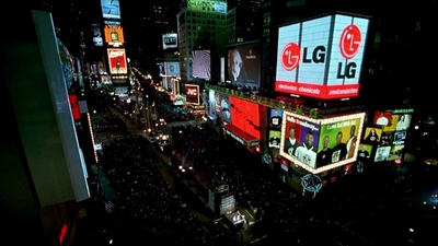 a city street filled with lots of traffic at night