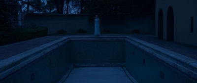 an empty swimming pool at night with no one in it