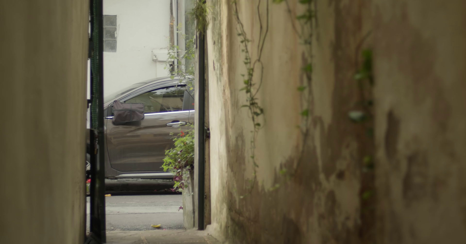 a car is parked in a narrow alley way