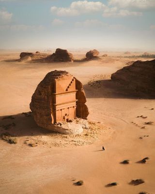 a small building in the middle of a desert