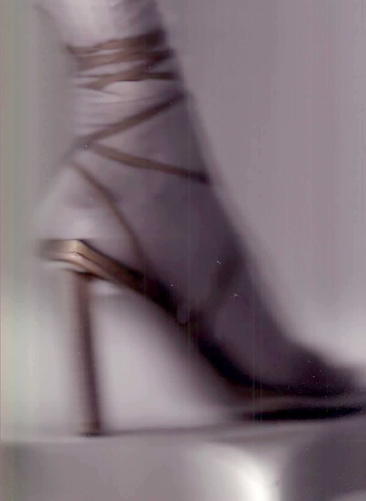 a blurry photo of a high heeled shoe