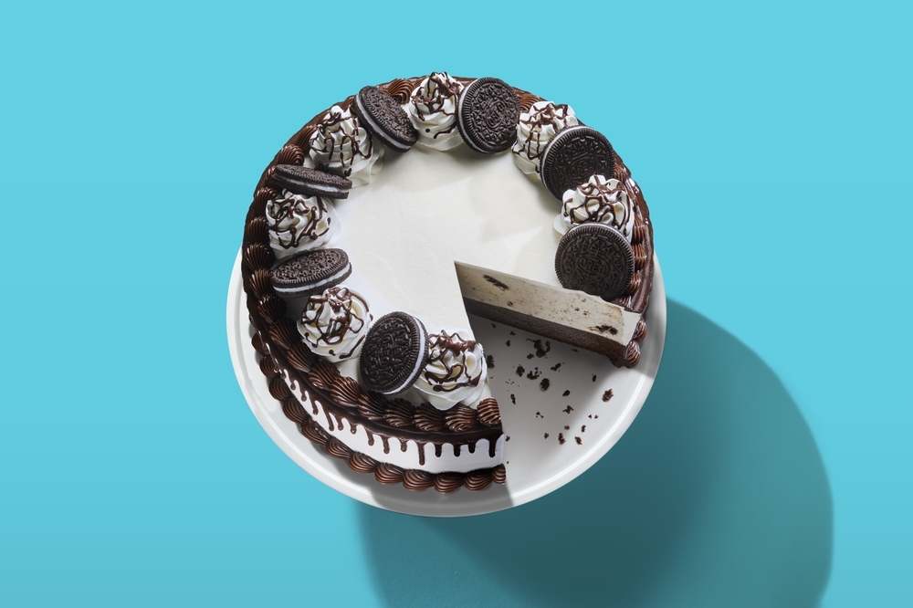 a chocolate cake with oreo cookies on top of it