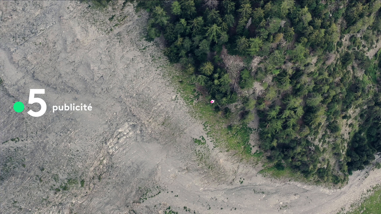 an aerial view of a wooded area with a sign that says 5 publicite