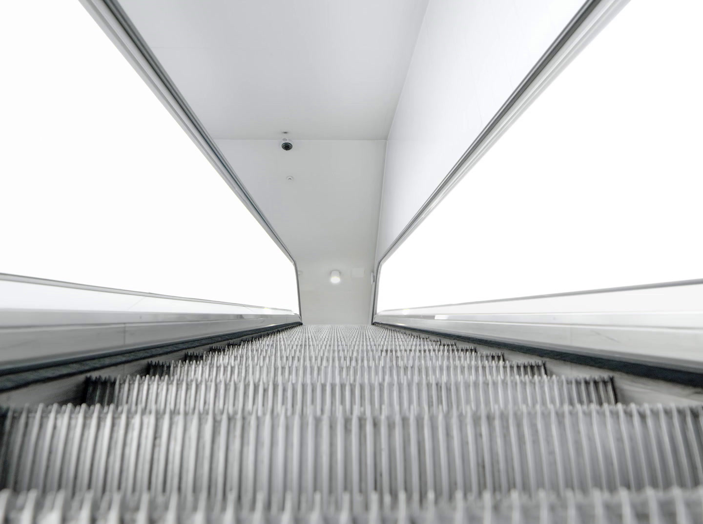 an escalator in a subway station with no people