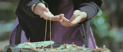 a person holding a piece of string in their hands