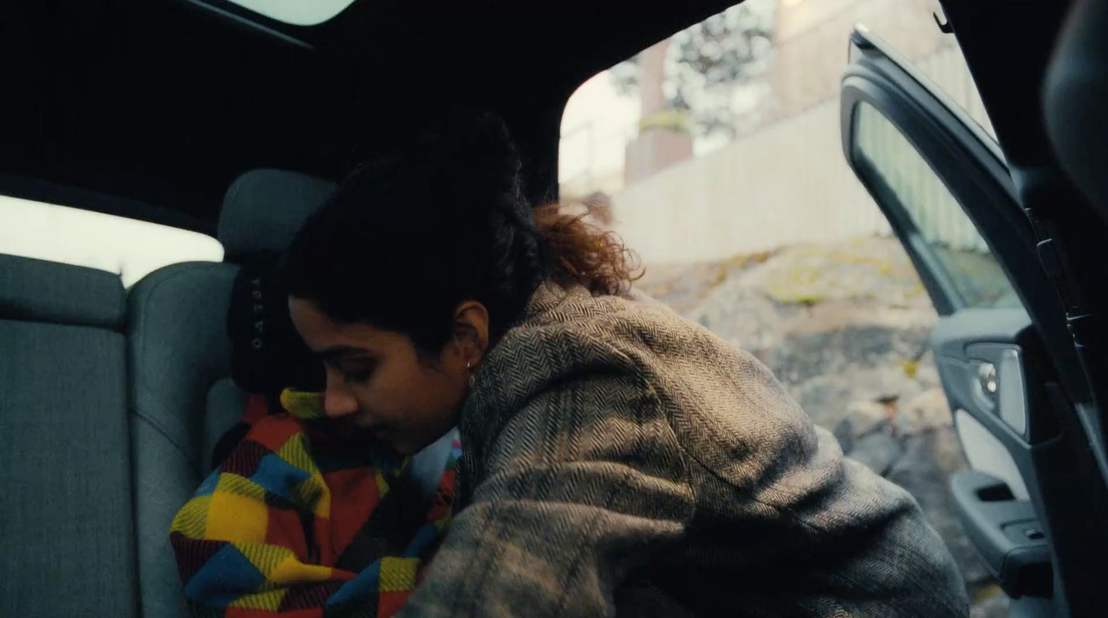 a woman sitting in the back seat of a car