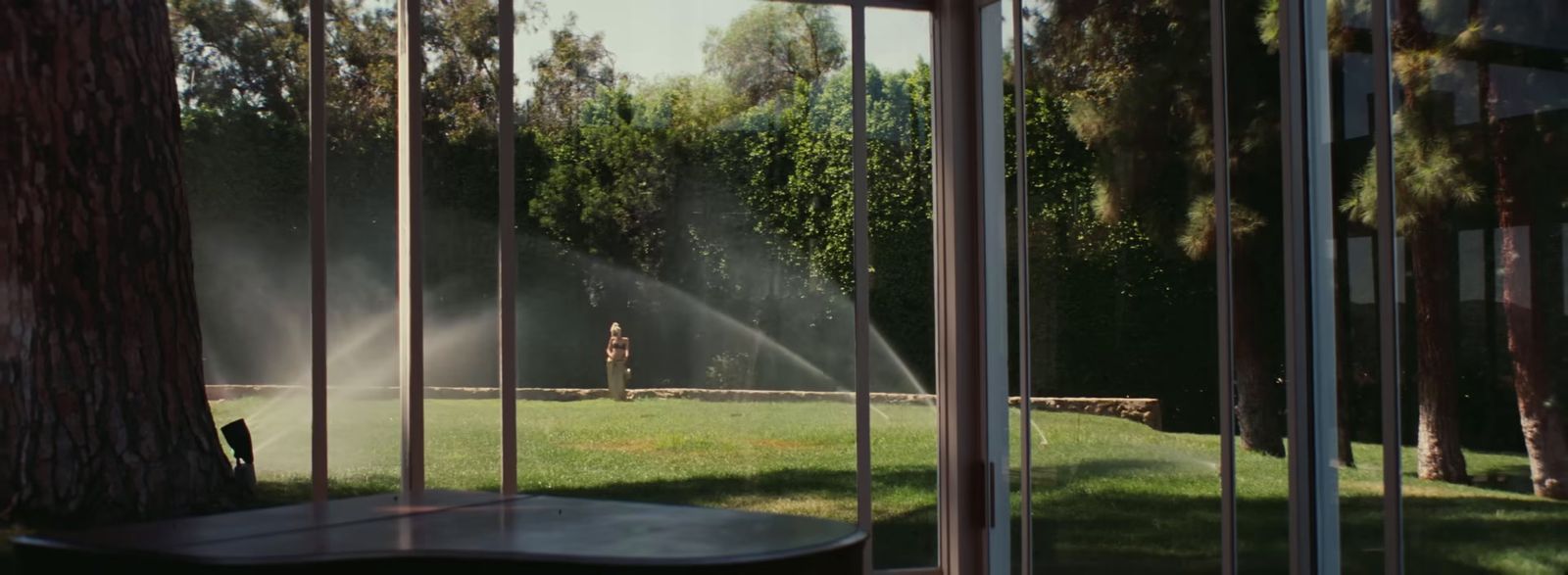 a sprinkler is spraying water on a lawn