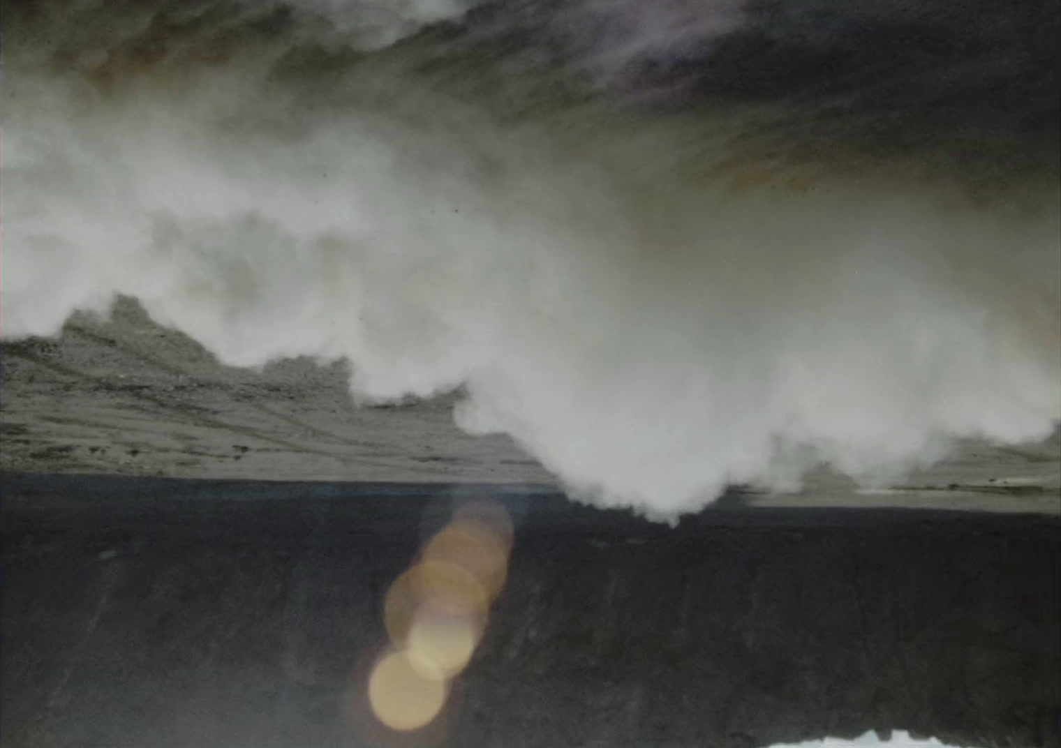 a picture of a large wave in the ocean