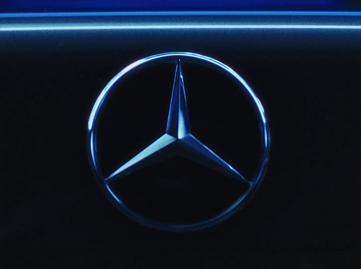 a close up of a mercedes emblem on a car