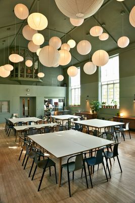 a room filled with lots of tables and chairs