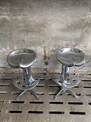 a couple of stools sitting on top of a metal grate