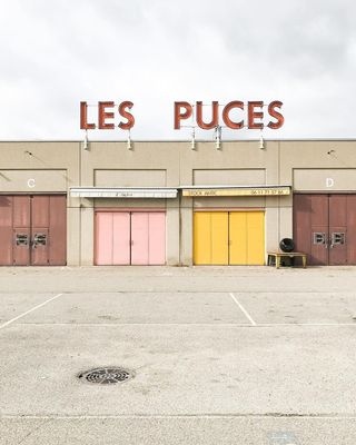 a parking lot with a lot of doors and a sign that says les puces