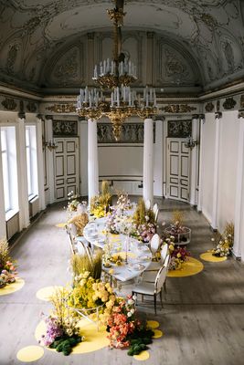 a dining room filled with lots of tables and chairs