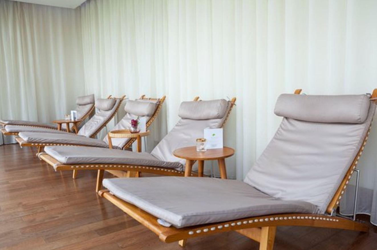 a row of chairs sitting next to each other on top of a hard wood floor