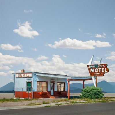 an old motel sits on the side of the road