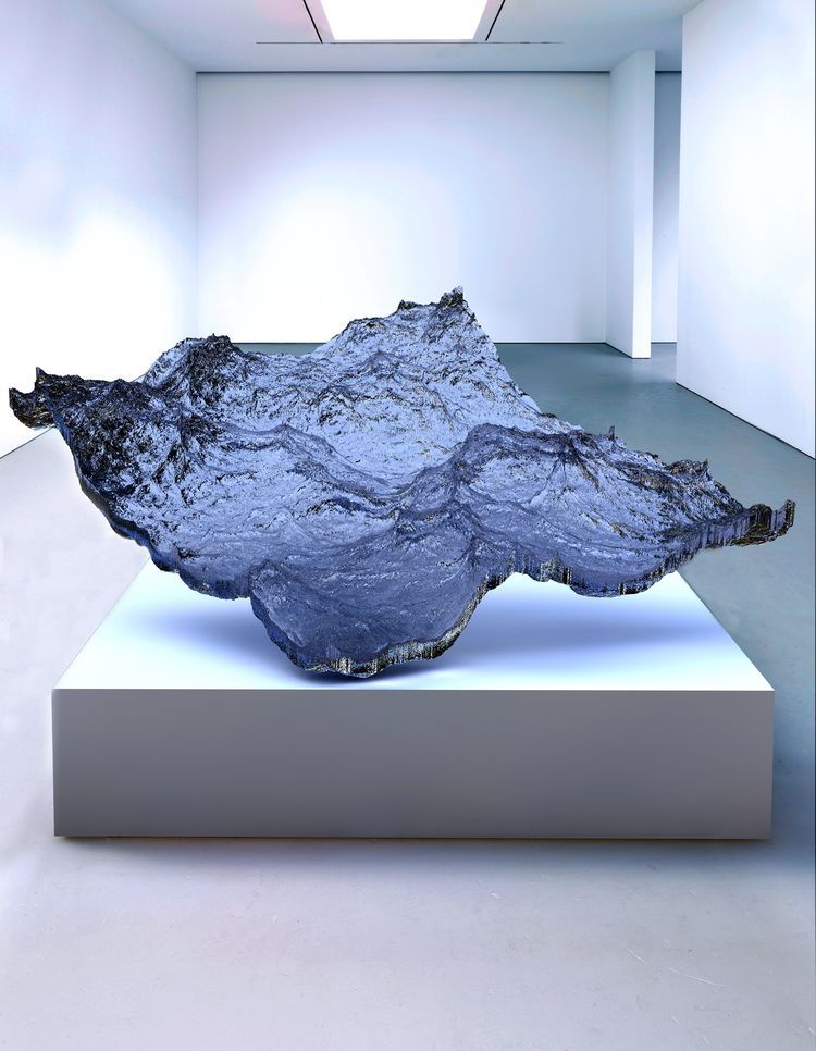 a sculpture is shown in a white room