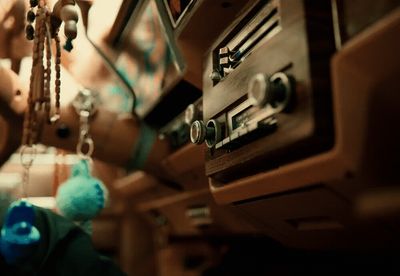 a close up of an old fashioned radio