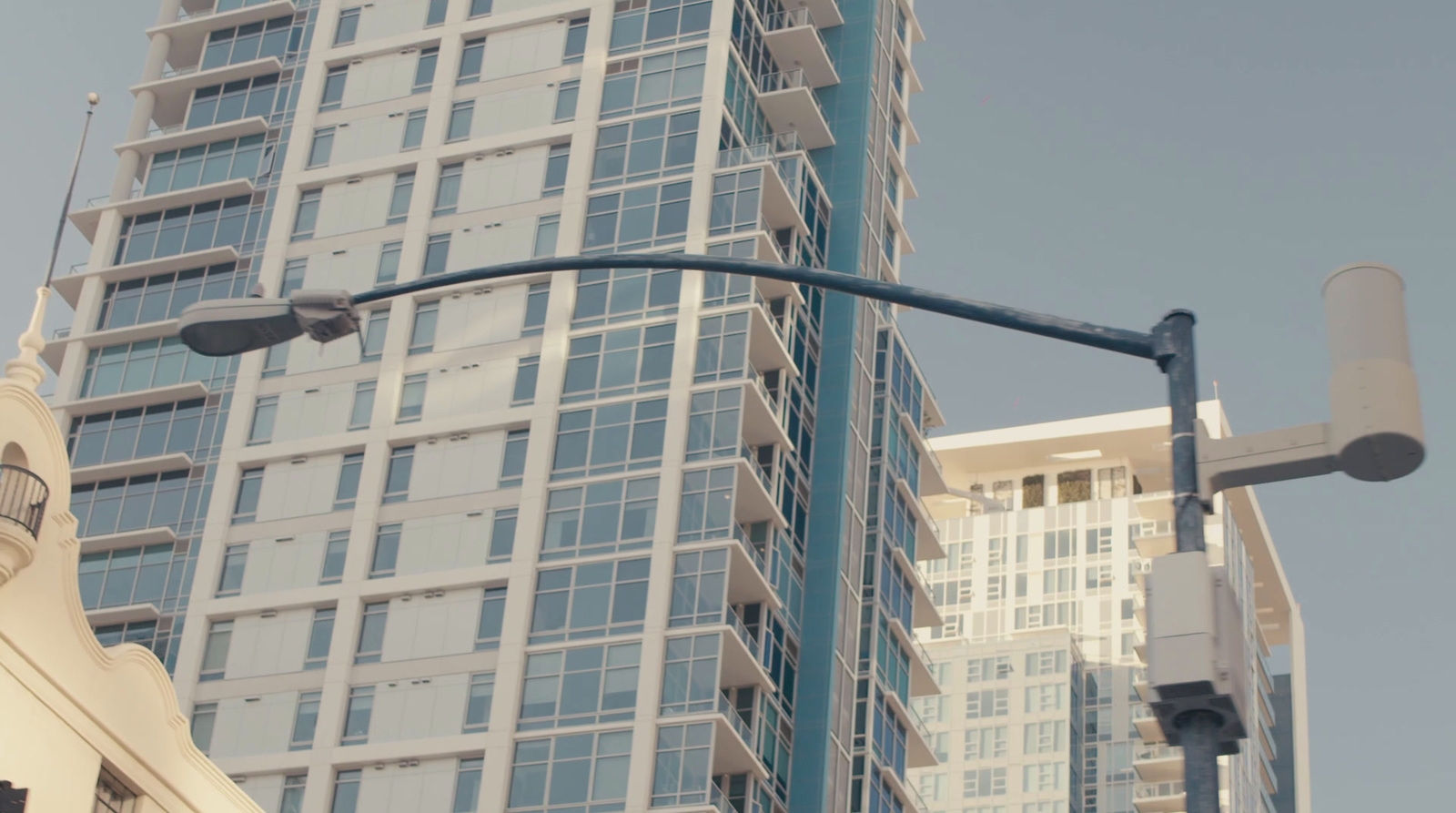 a traffic light in front of a tall building