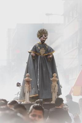 a statue of a man with a crown on top of it