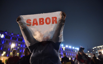 a person holding a bag with the word sabor on it