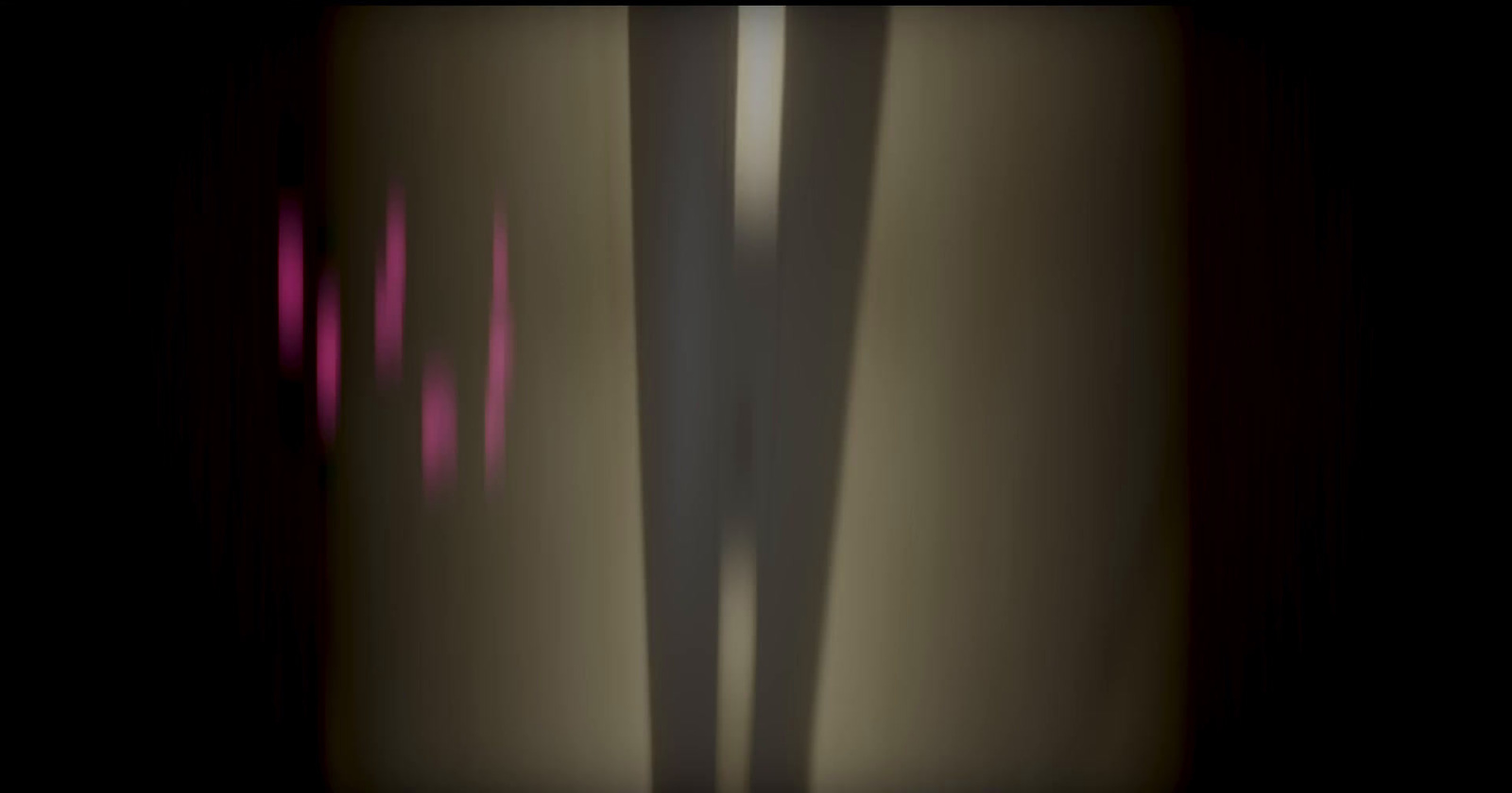 a blurry photo of a tall pole in the dark