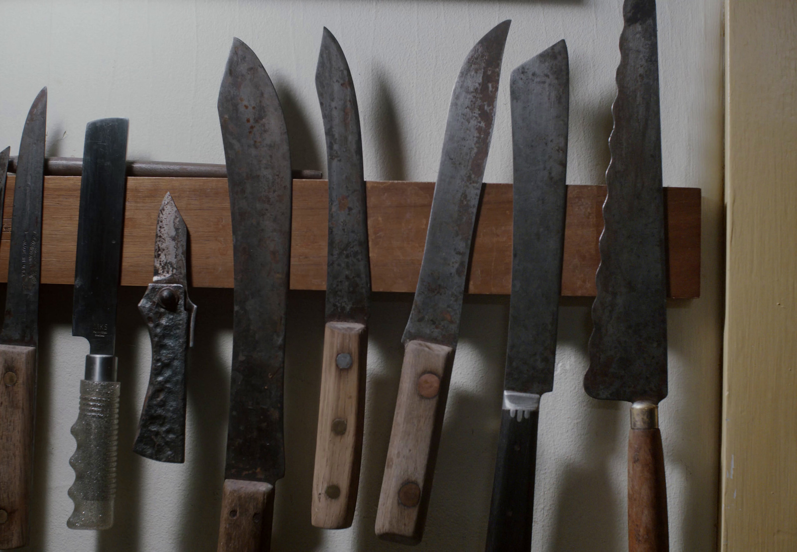 a bunch of knives hanging on a wall