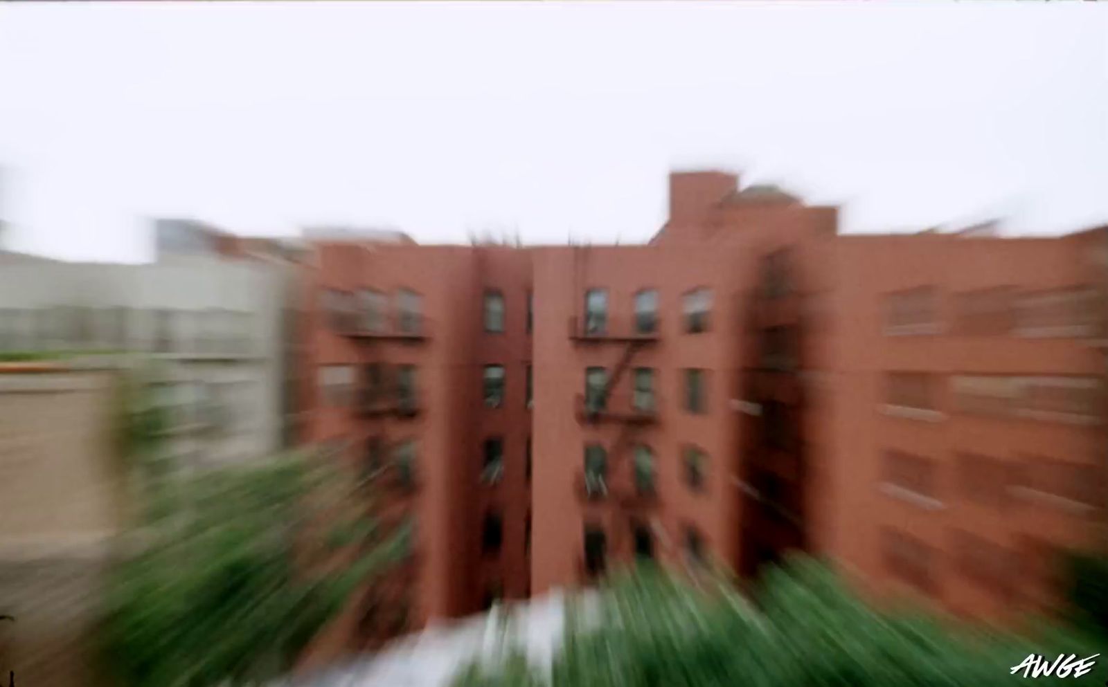 a blurry picture of a building with a clock on it