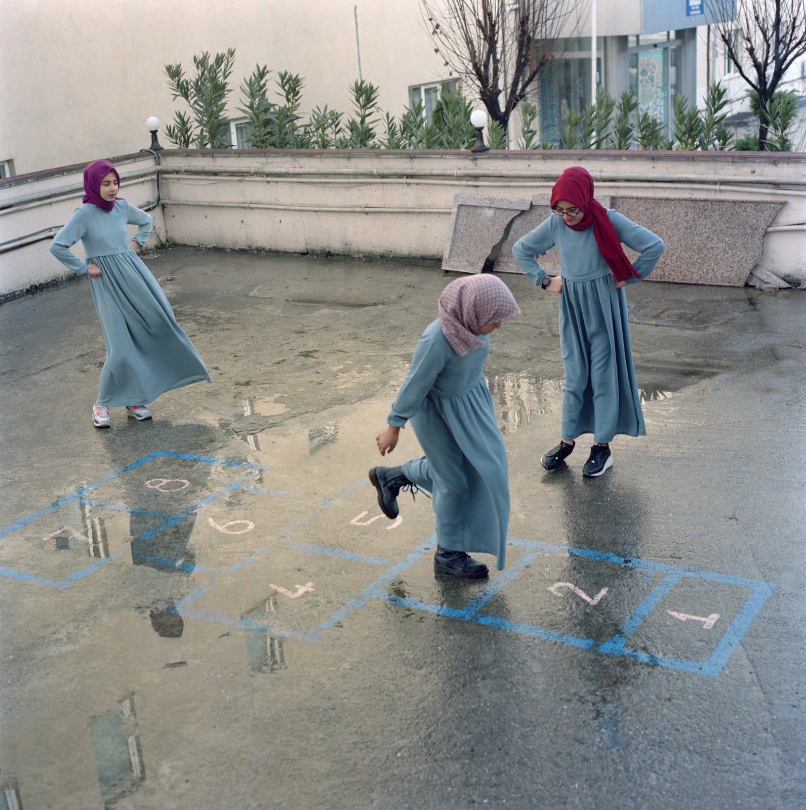 a group of young children playing a game of hopo hopo